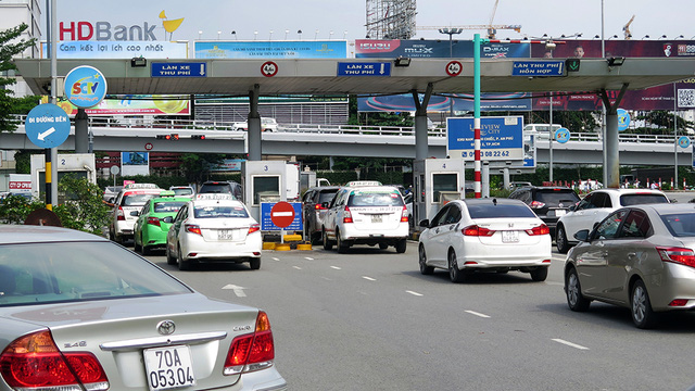 Chiều 6-10, xe ôtô xếp hàng nối đuôi nhau qua trạm thu phí ở sân bay Tân Sơn Nhất