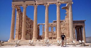 Tính sơ sơ, Scott đã bay vòng quanh thế giới chỉ với trung bình 20 USD/1 chuyến bay. Điều này quả thực điên rồ nhưng hoàn toàn có thật.