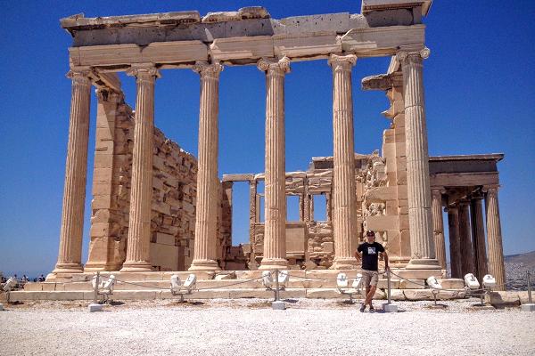 Tính sơ sơ, Scott đã bay vòng quanh thế giới chỉ với trung bình 20 USD/1 chuyến bay. Điều này quả thực điên rồ nhưng hoàn toàn có thật.