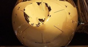 Đầu máy bay Boeing của hãng Delta tróc sơn, lõm vào bên trong.