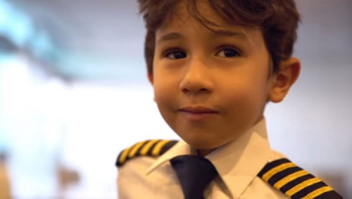 "Cậu bé phi công" Adam