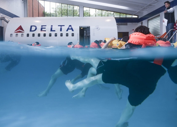 Kelly Payne, 34 tuổi, từng làm việc cho hãng Maxjet Airlines và US Airways, đã phải trải qua 6 tuần huấn luyện kéo dài 11 tiếng mỗi ngày.