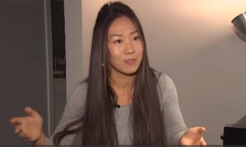 Mei Rui bức xúc vì bị đuổi khỏi máy bay. 