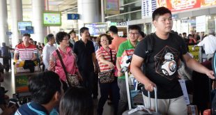 Hành khách từ các nước đến sân bay quốc tế Tân Sơn Nhất,
