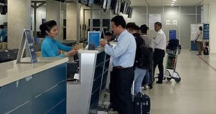 Hành khách check in tại sân bay quốc tế Tân Sơn Nhất