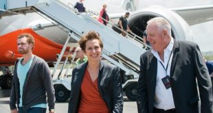 Ông Leslie Stephens (bìa phải), Giám đốc Điều hành Jetstar Pacific