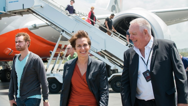 Ông Leslie Stephens (bìa phải), Giám đốc Điều hành Jetstar Pacific