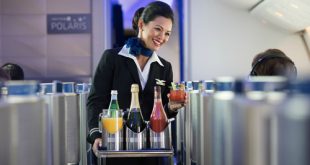 Nữ tiếp viên hàng không trong hạng thương gia.