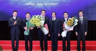 Ông Nguyễn Mạnh Hùng, Tổng Giám đốc Tập đoàn Viễn thông Quân đội và ông Nguyễn Kim Sơn, Giám đốc ĐHQG Hà Nội trao quyết định bổ nhiệm chức vụ viện trưởng và viện phó cho các cá nhân.