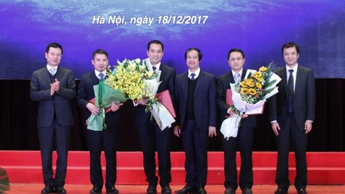 Ông Nguyễn Mạnh Hùng, Tổng Giám đốc Tập đoàn Viễn thông Quân đội và ông Nguyễn Kim Sơn, Giám đốc ĐHQG Hà Nội trao quyết định bổ nhiệm chức vụ viện trưởng và viện phó cho các cá nhân.