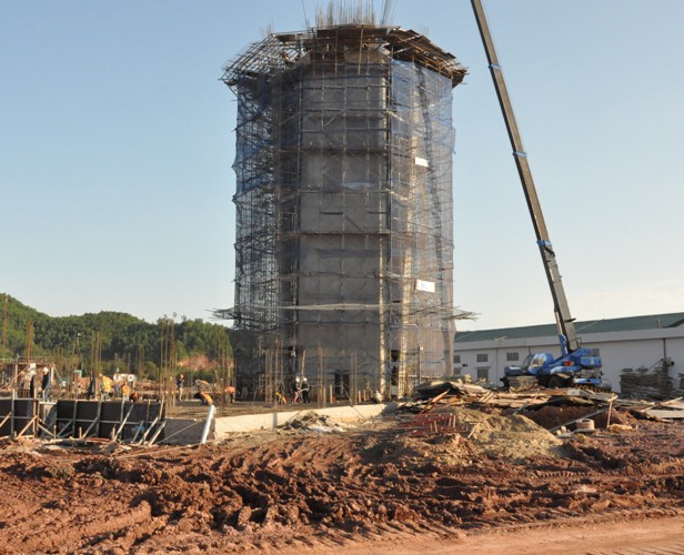 Tháp không lưu đang được gấp rút thi công.