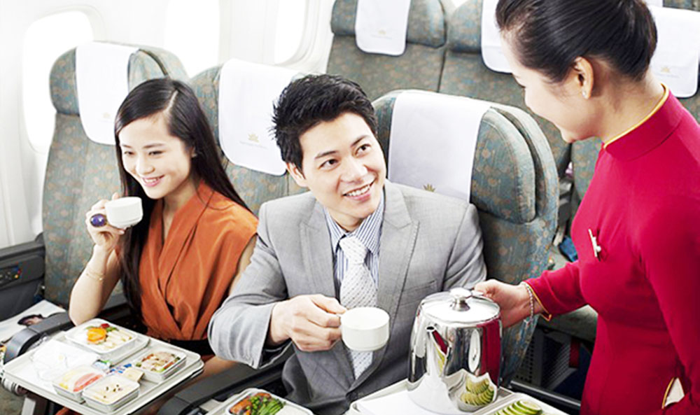 Giá suất ăn trên máy bay sẽ tăng lên mức 75.000 - 100.000 đồng theo đề xuất của Bộ GTVT.