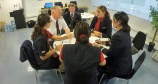 David họp cùng con trai và phi hành đoàn trước chuyến bay.