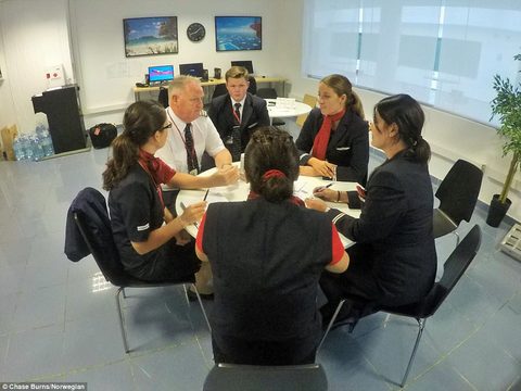 David họp cùng con trai và phi hành đoàn trước chuyến bay.