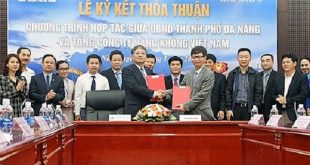 Phó Chủ tịch TP Đà Nẵng Nguyễn Ngọc Tuấn và Phó Tổng giám đốc Vietnam Airlines Trịnh Ngọc Thành tại lễ ký kết thỏa thuận hợp tác chiều ngày 9/1