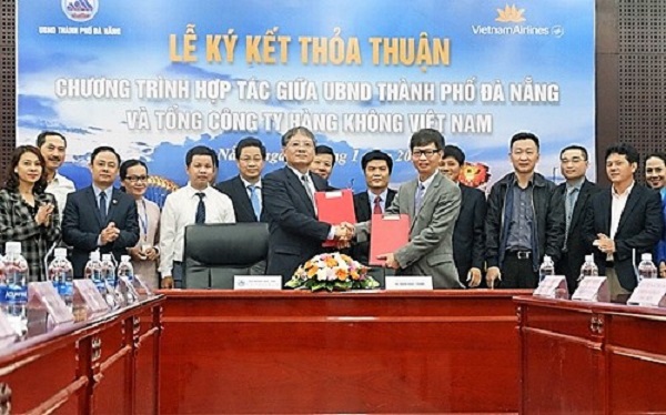Phó Chủ tịch TP Đà Nẵng Nguyễn Ngọc Tuấn và Phó Tổng giám đốc Vietnam Airlines Trịnh Ngọc Thành tại lễ ký kết thỏa thuận hợp tác chiều ngày 9/1