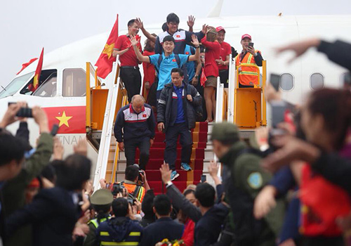 Đội tuyển U23 bước xuống từ máy bay Vietjet Air.