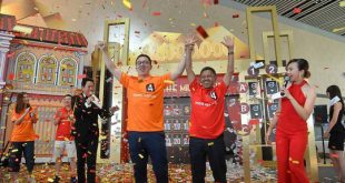 Ông Oddie và anh Zhang trong lễ trao giải của sân bay Changi.