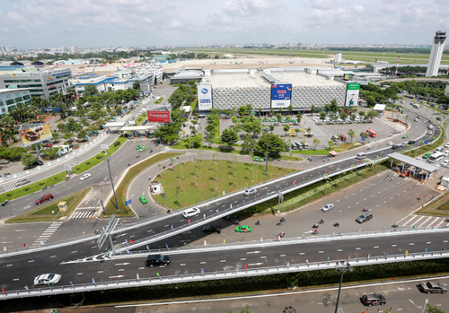 Hai cầu vượt vào sân bay Tân Sơn Nhất không thể giảm kẹt xe.