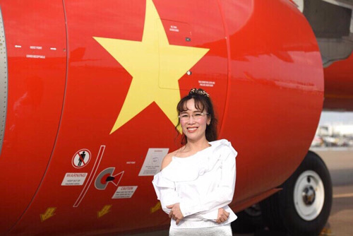 Tổng Giám đốc Vietjet tự hào bên động cơ thế hệ mới nhất GTF của tàu bay A321neo in hình cờ Việt Nam