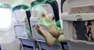 Không nên cởi giày đi chân trần trên máy bay để không ảnh hưởng người khác và giữ an toàn cho mình.