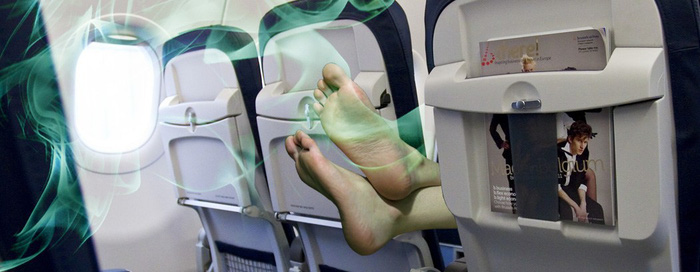 Không nên cởi giày đi chân trần trên máy bay để không ảnh hưởng người khác và giữ an toàn cho mình.