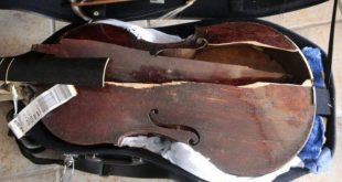 Cây đàn viola da gamba vỡ tan tành sau chuyến bay.