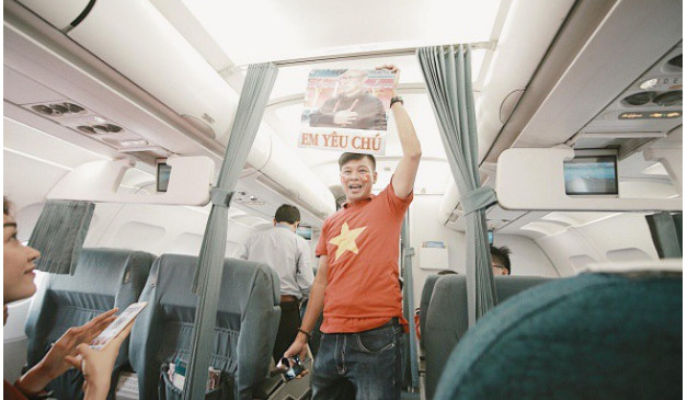 Một hành khách mang theo băng rôn "ông chú Hàn Quốc" chính là HLV Park Hang - seo