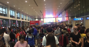 Người dân về quê ăn Tết đông nghẹt.