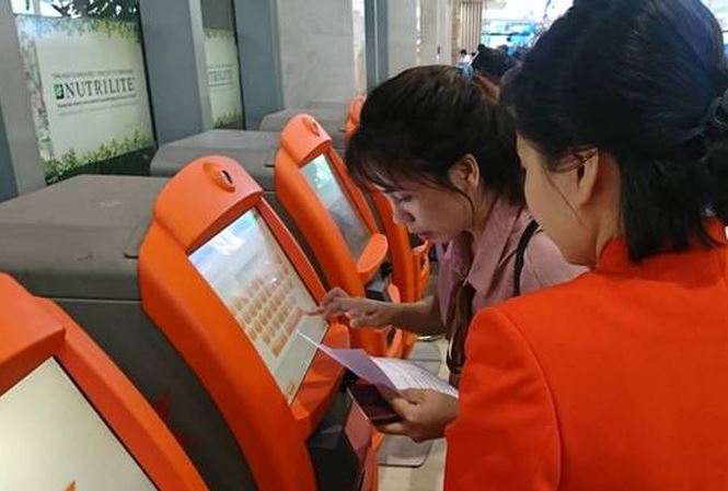 Quầy làm thủ tục tự động (Kiosk Check-in) của Jetstar Pacific tại Tân Sơn Nhất