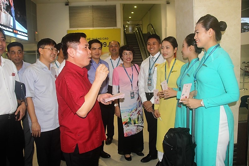Bộ trưởng Bộ GTVT Nguyễn Văn Thể thăm và chúc Tết nhân viên hàng không tại sân bay Tân Sơn Nhất trước thời khắc Giao thừa