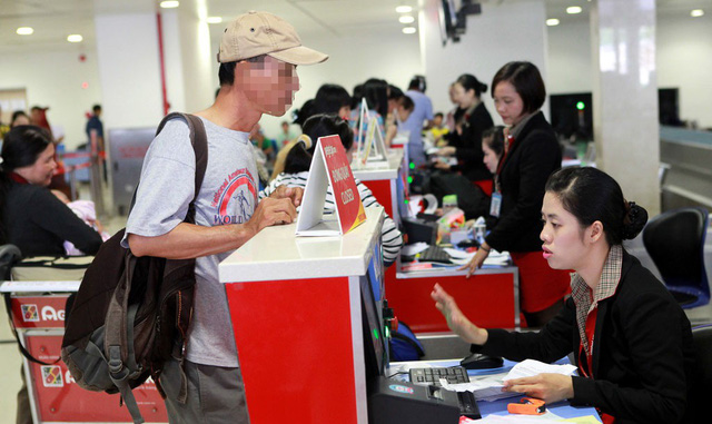 Khâu kiểm tra giấy tờ khách đi máy bay chỉ được thực hiện khi làm thủ tục đi máy bay. 