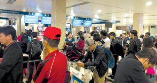 Hành khách xếp hàng làm thủ tục check-in tại sân bay quốc tế Tân Sơn Nhất