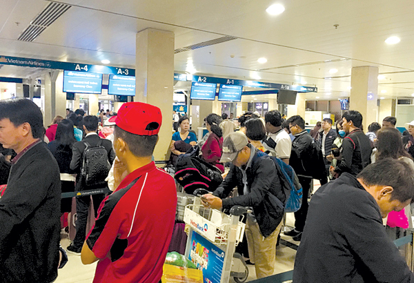 Hành khách xếp hàng làm thủ tục check-in tại sân bay quốc tế Tân Sơn Nhất 