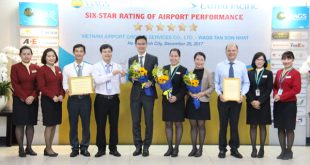 Ông Lance Kwong, Tổng giám đốc Cathay Pacific Airways tại Việt Nam trao chứng nhận “Công ty dịch vụ mặt đất đạt chất lượng dịch vụ 6 sao” cho ông Bùi Đức Thanh, Giám đốc VIAGS Tân Sơn Nhất
