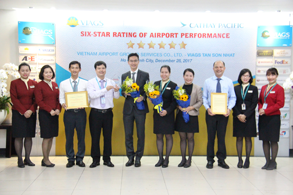 Ông Lance Kwong, Tổng giám đốc Cathay Pacific Airways tại Việt Nam trao chứng nhận “Công ty dịch vụ mặt đất đạt chất lượng dịch vụ 6 sao” cho ông Bùi Đức Thanh, Giám đốc VIAGS Tân Sơn Nhất