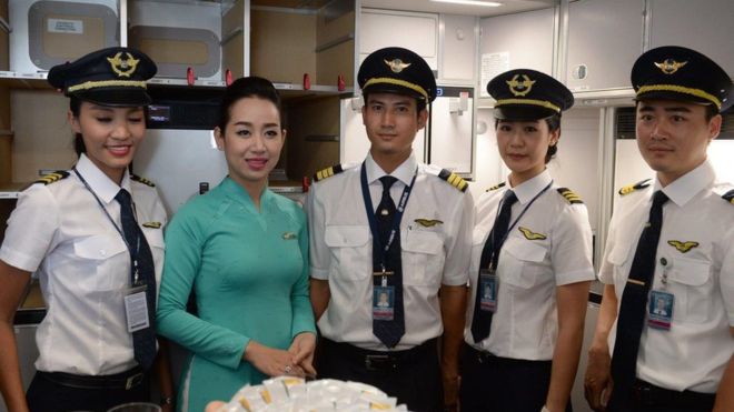 Phi công và tổ bay Vietnam Airlines trên Airbus A350-900 XW ở Nội Bài