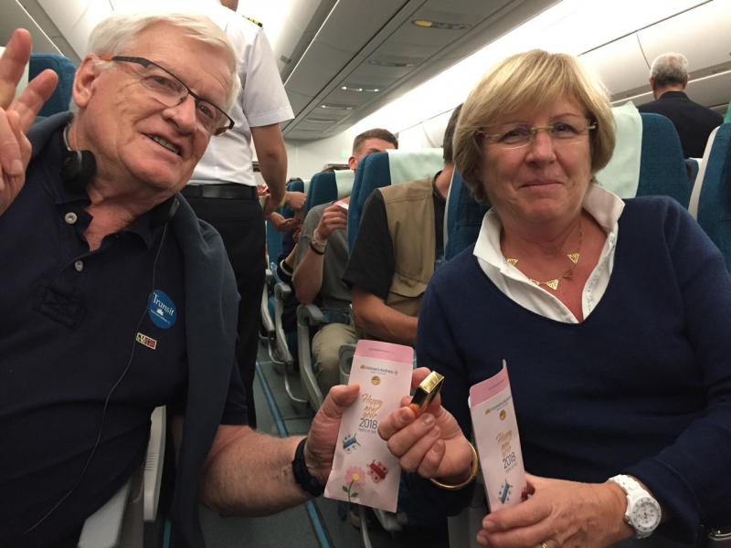 Lì xì đầu năm của Vietnam Airlines là những cây vàng 9999 bằng chocolate với mong muốn một năm mới ngọt ngào, hạnh phúc và may mắn sẽ đến với mỗi hành khách