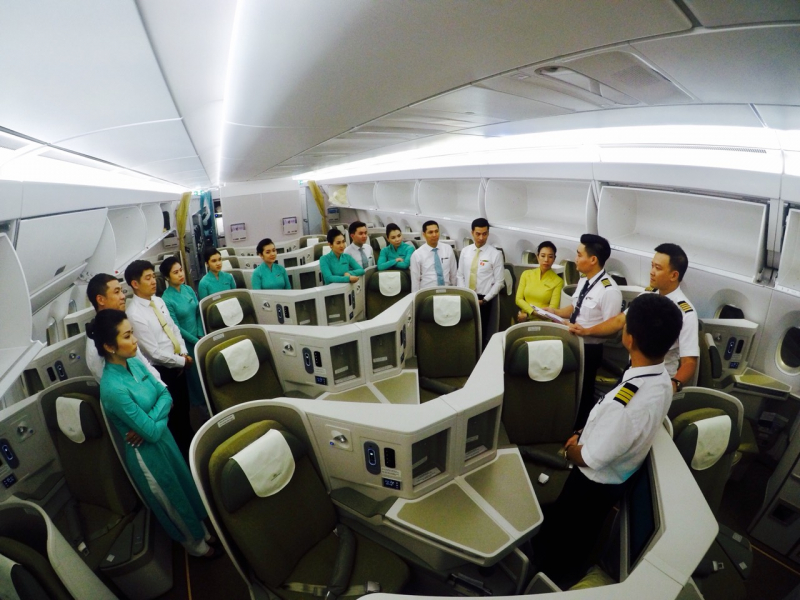 Phi công và phi hành đoàn Vietnam Airlines họp trước giờ cất cánh