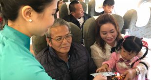 Hành khách nhí thích thú nhận lì xì từ nữ tiếp viên xinh đẹp