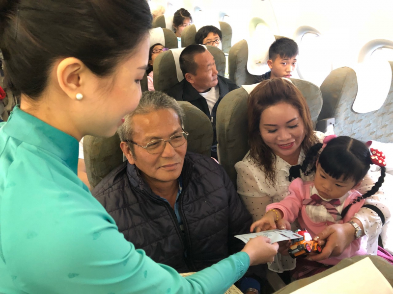 Hành khách nhí thích thú nhận lì xì từ nữ tiếp viên xinh đẹp