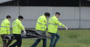 Thi thể hai người đi lậu máy bay được đưa ra khỏi đường băng.