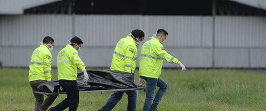 Thi thể hai người đi lậu máy bay được đưa ra khỏi đường băng.