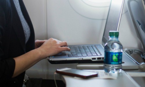 Hãy hạn chế sử dụng bàn gập phía trước ghế ngồi trên máy bay. 