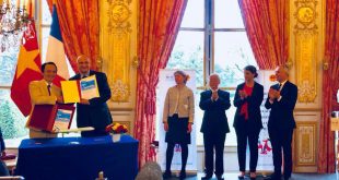 Chủ tịch Tập đoàn FLC Trịnh Văn Quyết (trái) và Phó Chủ tịch Airbus phụ trách thương mại Eric Schulz (phải) đã ký kết hợp đồng thoả thuận mua 24 máy bay A321NEO cho Bamboo Airways