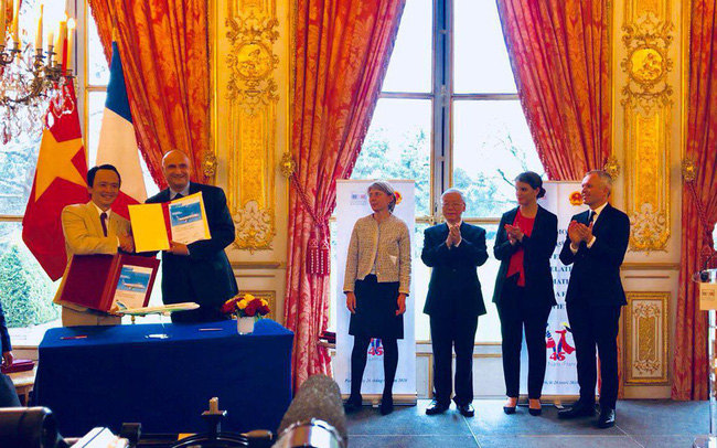 Chủ tịch Tập đoàn FLC Trịnh Văn Quyết (trái) và Phó Chủ tịch Airbus phụ trách thương mại Eric Schulz (phải) đã ký kết hợp đồng thoả thuận mua 24 máy bay A321NEO cho Bamboo Airways 