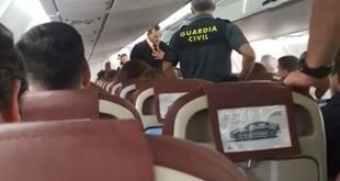 Lực lượng an ninh đã được gọi đến để áp giải người đàn ông xúc phạm tiếp viên hàng không ra ngoài.