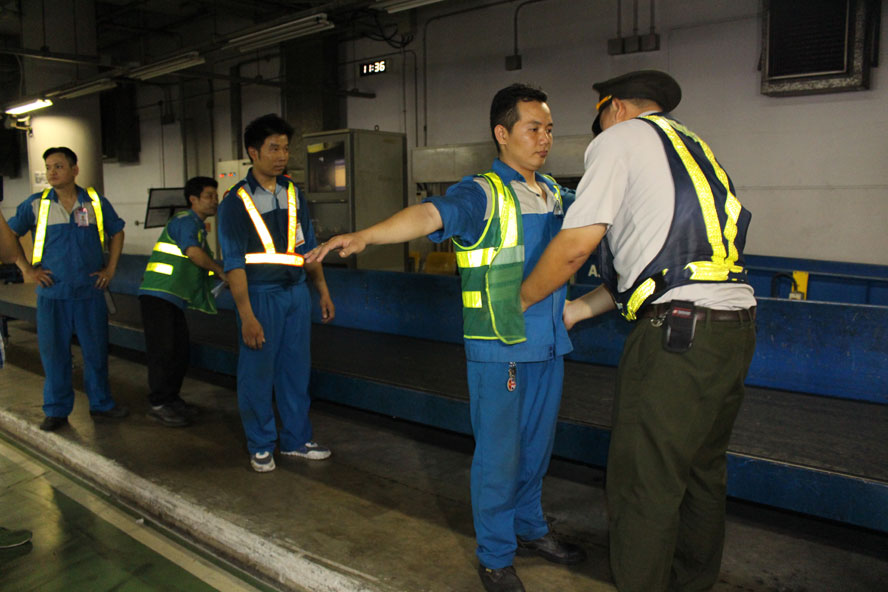 Kiểm tra an ninh đối với nhân viên bốc xếp hành lý tại sân bay