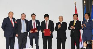 Ông Nguyễn Thanh Hùng – Phó Chủ tịch Hội đồng Quản trị Vietjet và ông Philippe Couteaux – Phó Chủ tịch cao cấp Safran Aircraft Engines và CFM trao chứng nhận MoU dưới sự chứng kiến của Tổng Bí thư Nguyễn Phú Trọng và các lãnh đạo cấp cao