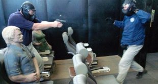 Huấn luyện viên hướng dẫn phi công trong chương trình đào tạo chống không tặc tại thành phố Artesia, bang New Mexico